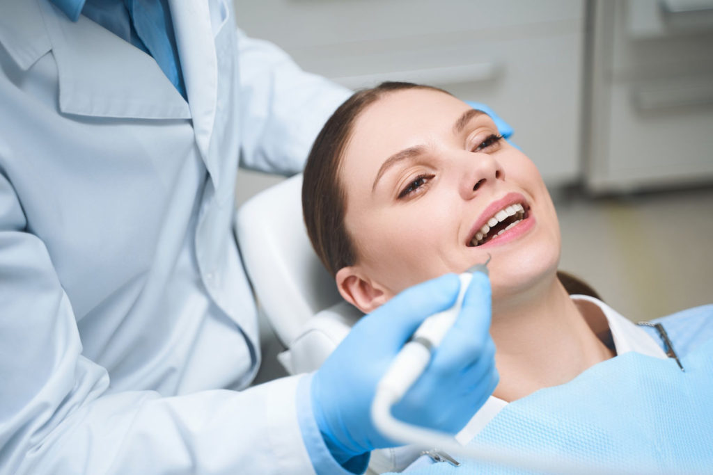 Pacjenci często unikają wizyt w gabinecie dentystycznym, ponieważ obawiają się bólu związanego z leczeniem zębów