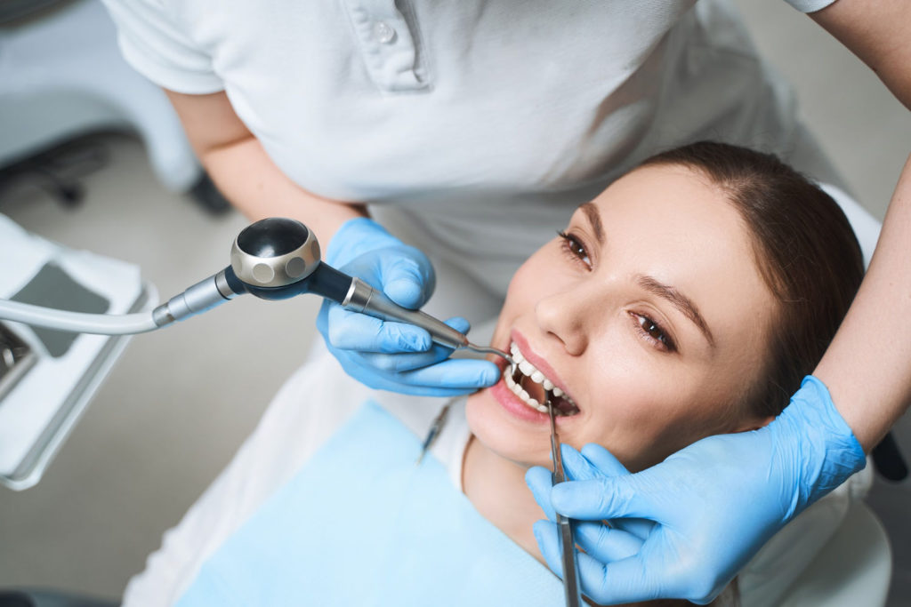 Regularne wizyty u dentysty to dobry sposób, by na bieżąco leczyć wszystkie ubytki i utrzymać zęby w idealnej kondycji