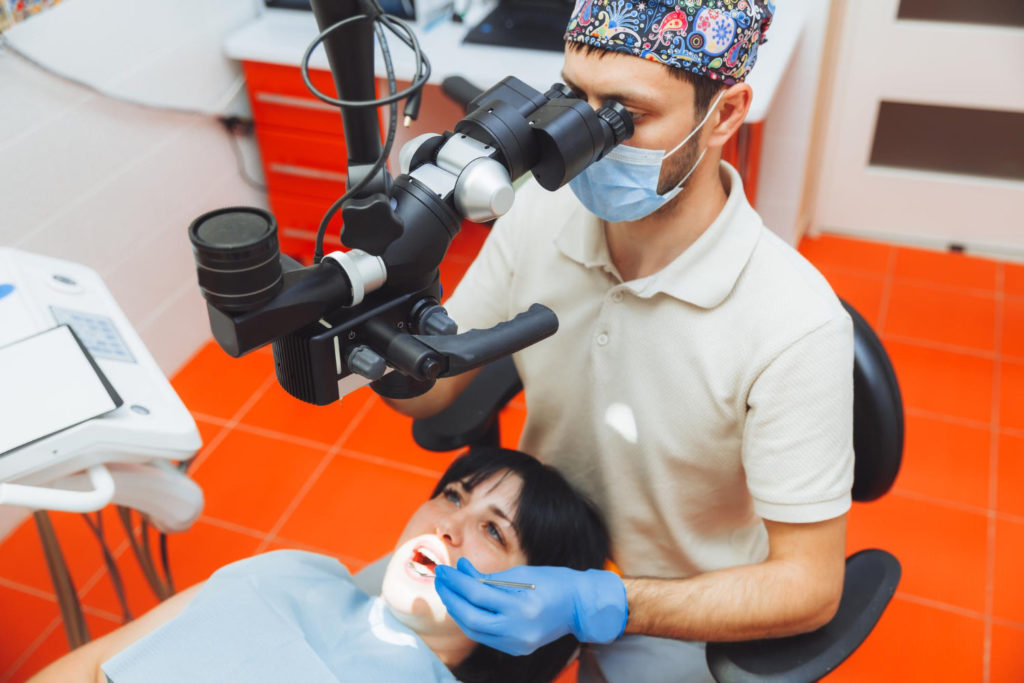 Leczenie kanałowe pod mikroskopem to przede wszystkim specjalny zabieg stomatologiczny, który jest wykonywany przy użyciu najnowocześniejszego sprzętu ułatwiającego pracę stomatologa