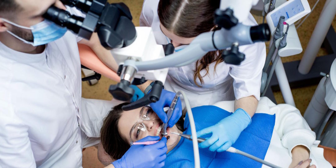 Dentomikroskopia to metoda leczenia zębów, która pozwala na dokładne obejrzenie zęba i jamy ustnej przy pomocy mikroskopu