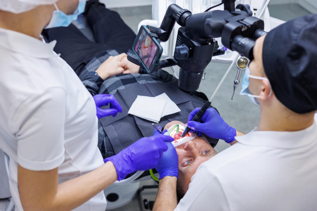 Mikroskopowa stomatologia to dziedzina stomatologii, która wykorzystuje mikroskopy do leczenia zębów