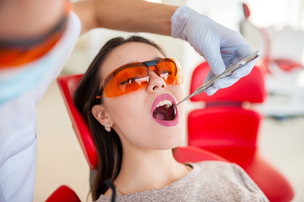 Wybielanie zębów Poznań to jedna z najpopularniejszych procedur stomatologicznych