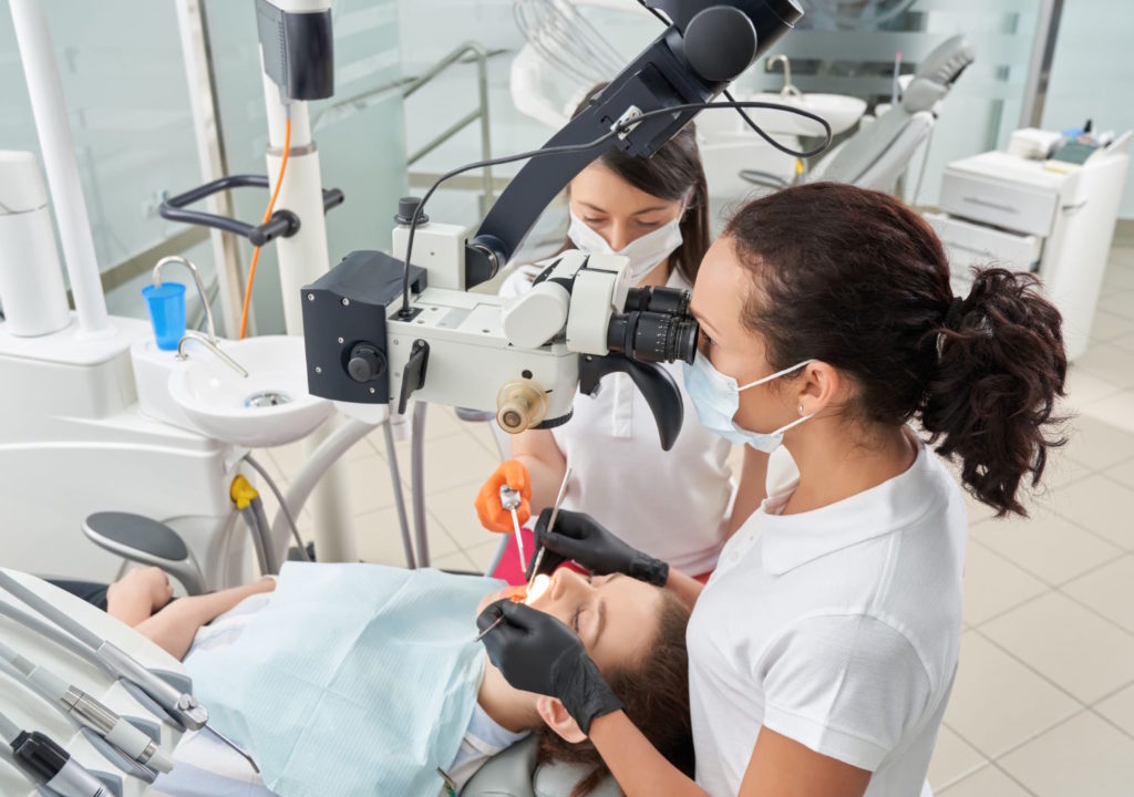 Stosowanie mikroskopu w stomatologii pozwala na znaczne zwiększenie precyzji wykonywanych zabiegów