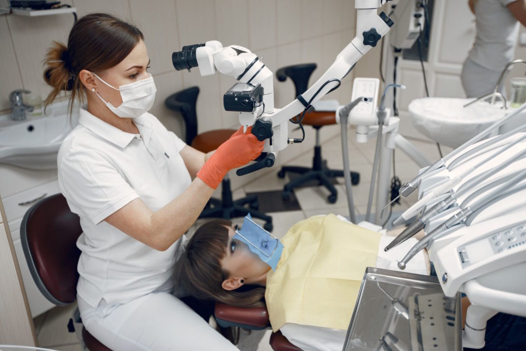 Stosowanie mikroskopu w stomatologii pozwala na znaczne zwiększenie precyzji wykonywanych zabiegów