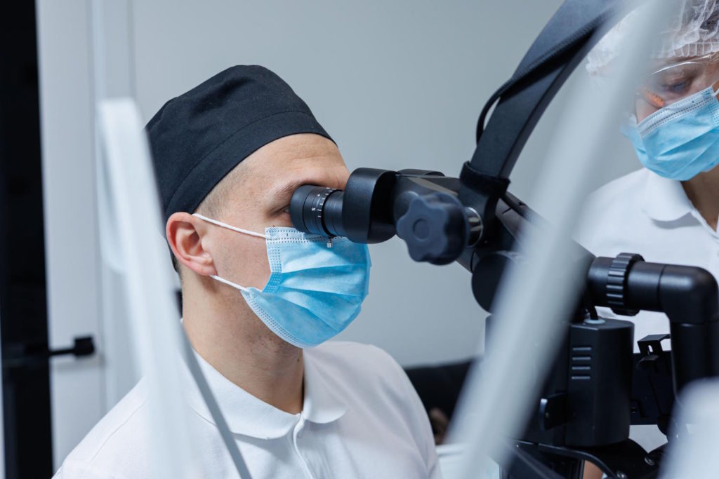Mikroskopowa endodoncja oferuje wiele zalet w porównaniu do tradycyjnych metod leczenia kanałowego