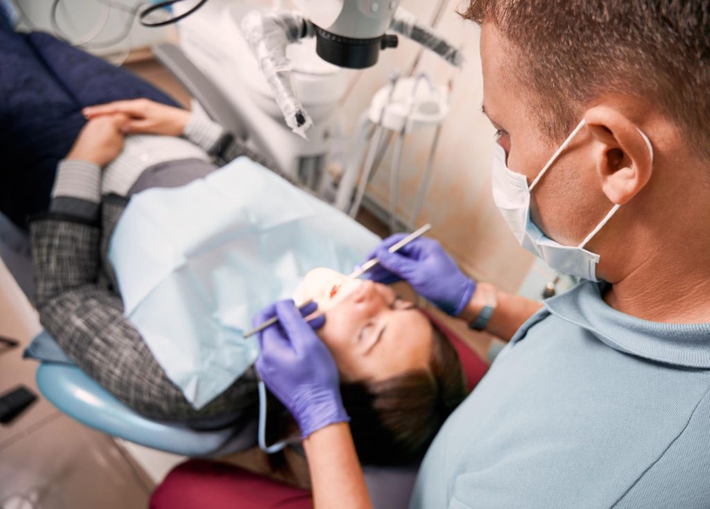Leczenie kanałowe powinno być przeprowadzane w przypadku infekcji lub uszkodzenia miazgi zęba