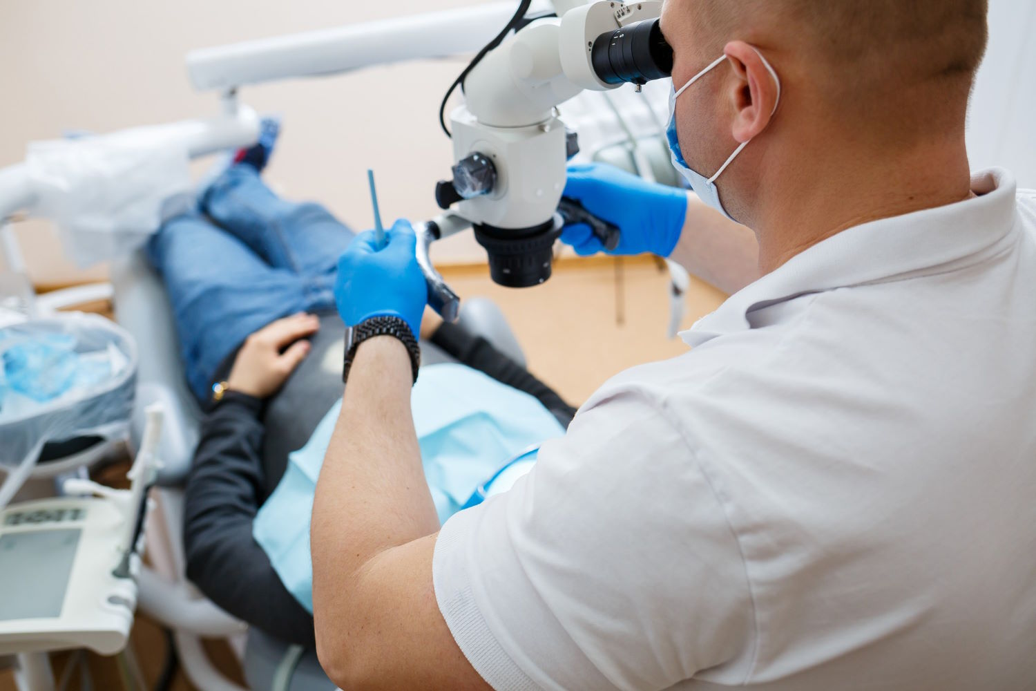 Mikroskop dentystyczny znajduje zastosowanie przy wielu różnych zabiegach stomatologicznych