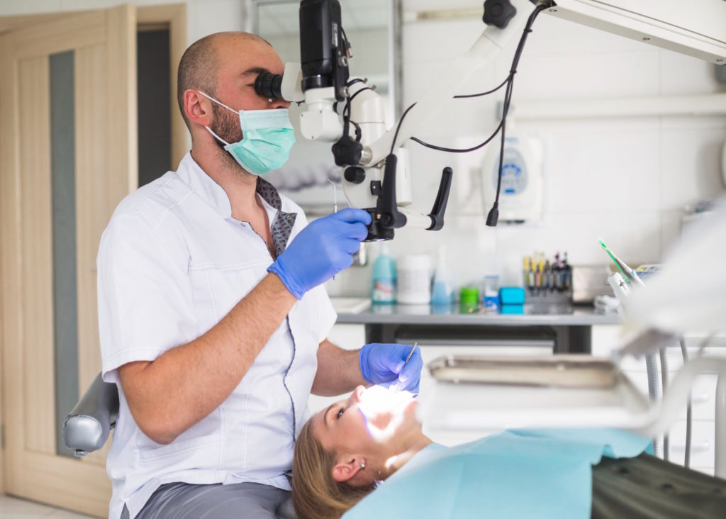 Zabiegi stomatologiczne przy użyciu mikroskopu to nowoczesna technologia, która gwarantuje wysoką skuteczność leczenia