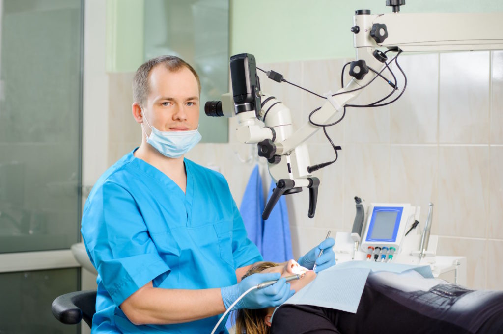 Mikroskopy stomatologiczne niosą ze sobą wiele korzyści zarówno dla pacjentów, jak i dla lekarzy