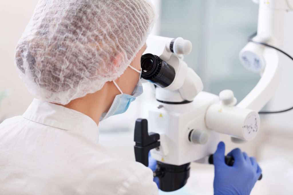 Korzyści płynące z użycia mikroskopu w stomatologii są liczne