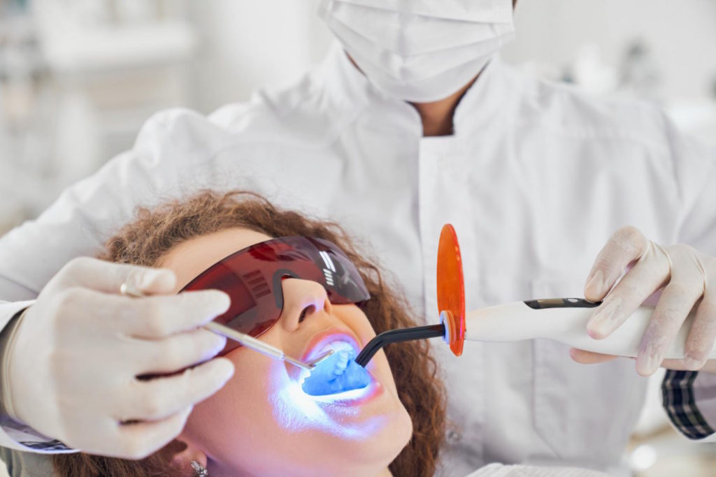Poznań oferuje wiele skutecznych metod wybielania zębów, które mogą pomóc w odzyskaniu naturalnej bieli uśmiechu