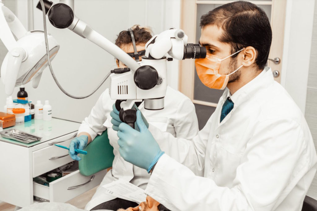 Mikroskop stomatologiczny umożliwia precyzyjne wykonanie zabiegów, a pacjenci mogą mieć pewność, że ich zęby są odpowiednio diagnozowane i leczone