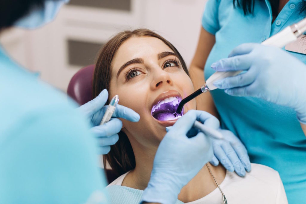 Wybielanie zębów za pomocą naturalnych metod staje się coraz bardziej popularne ze względu na swoją skuteczność i brak szkodliwych składników chemicznych